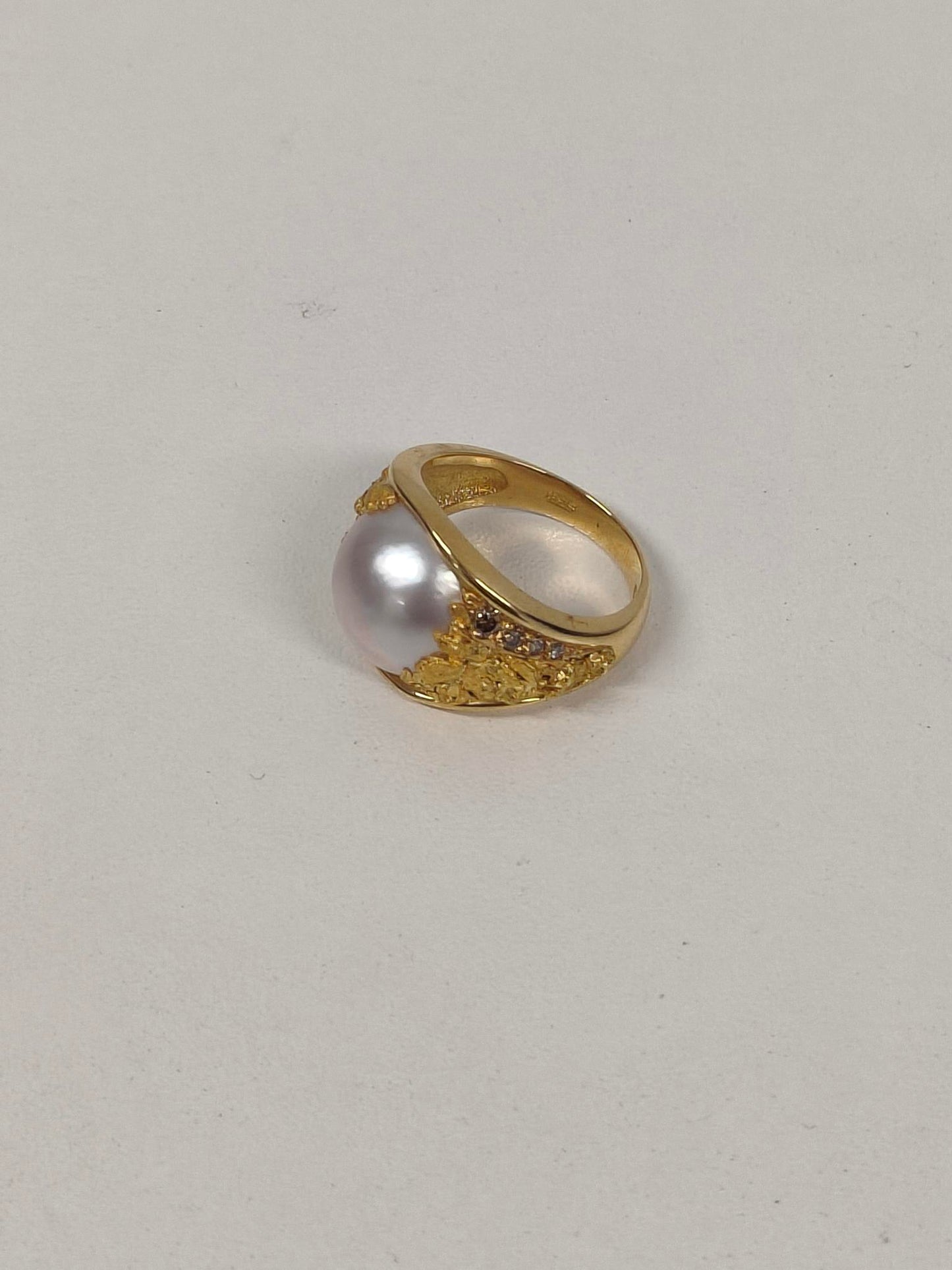 Elegant 18ct Yellow Gold, South Sea Pearl, Cognac Diamond Ring