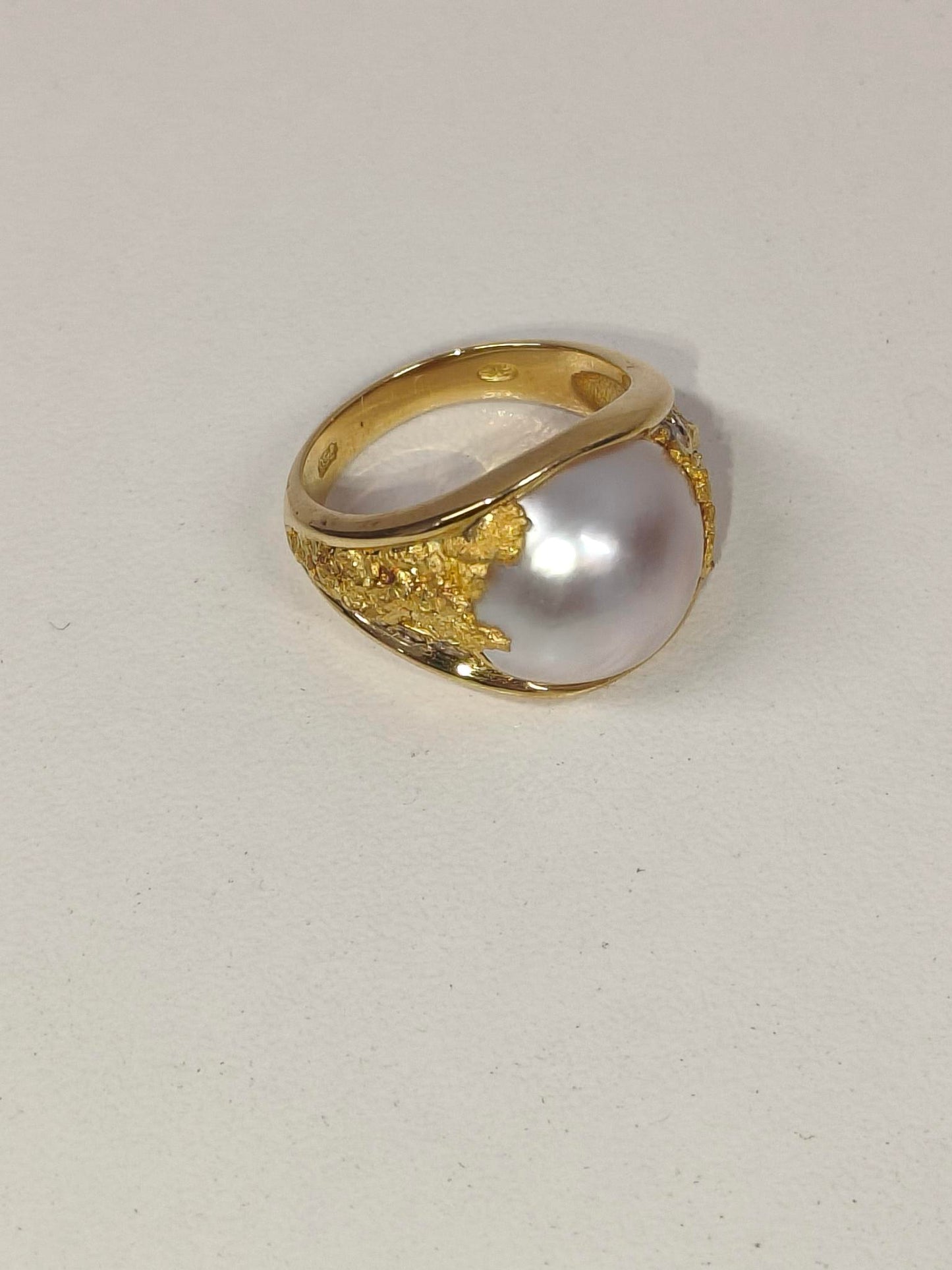 Elegant 18ct Yellow Gold, South Sea Pearl, Cognac Diamond Ring